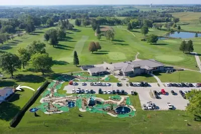Image de Enjoy golf course views with hot tub and fire pit.