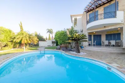 Image de 4-bedroom villa in Latchi with pool table