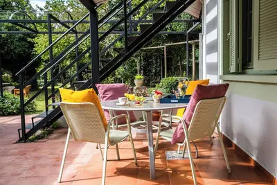 Image de A garden among the vineyards, for 4