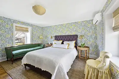 Image de Historic Farmhouse on Sprawling  55 acre Horse Farm