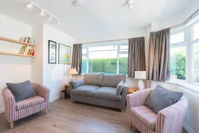 Image de Beautiful, spacious guest suite, parking, central!