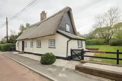 Image de Charming 4 Bedroom Walnut Tree Cottage in Knapwell