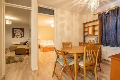 Image de Central & Quiet For Up To 4 People