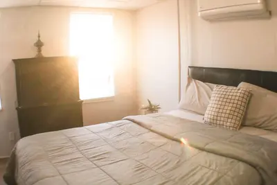 California Ave Quarters–Updated 2br Near Downtown