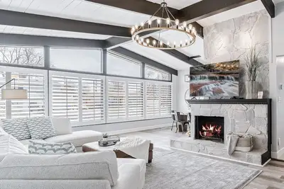 Image de Spacious Mountain Modern Getaway - Hot Tub, Home Theater & Fire Pit