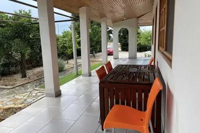 Image de family home in a quiet neighborhood