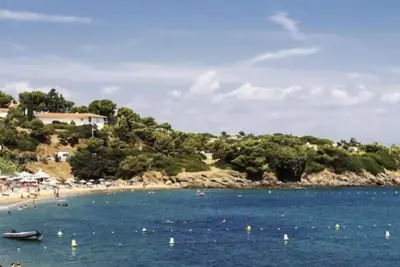 Image de Apartment in the center overlooking the main square on foot, 200 m from the sea