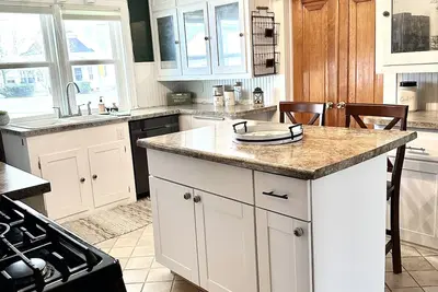 Image de Nearby parks, restaurants, entertainment. 25 minutes from Eaa grounds.