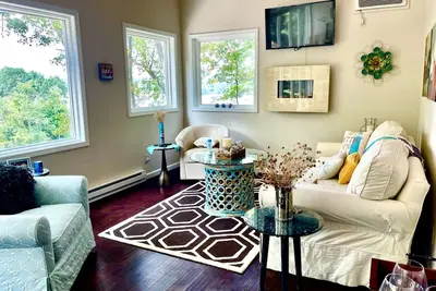 Image de Cozy and Serene Two Bedroom Cottage on the Lake