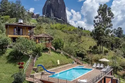 Image de Chiriqui farm in Guatape in front of the Peñol stone