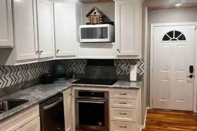 Image de 2 Bedroom Luxury Home. . Wooden Floors and Ceilings