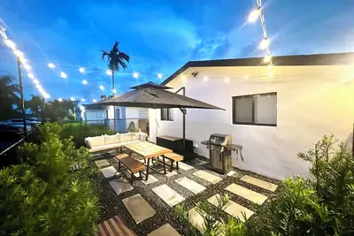 Image de The Pass Through - Brand New 2 - 1 Modern Villa