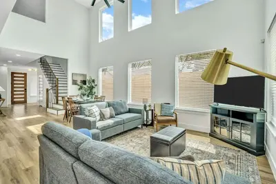 Image de Modern 4-Bedroom Retreat w/ Enchanting Amenities