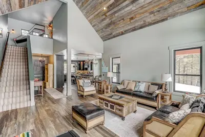 Image de Camp 95 - New - Stunning Mountain Home - 4. 5 Acres - Views - Hot Tub - Pet friendly - Private