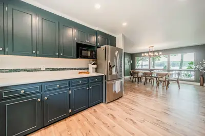 Image de Peaceful Point Lodge by SoCharm | 180º Views of Lake Norman!