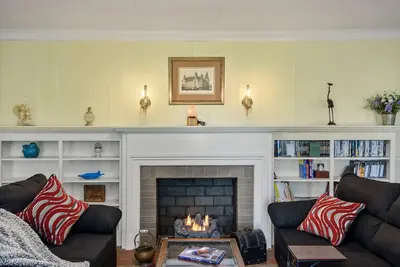 Image de Home adjacent to Country Club, near Hospitals, Park, College and shopping.