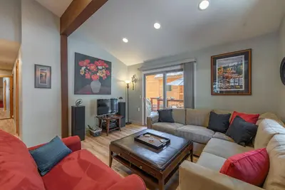 Image de ~New~ Cozy Truckee Cabin ~ Close to Donner Lake, Downtown Truckee, and More!