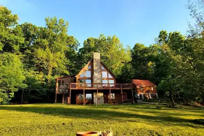 Image de Cozy A Frame house firepit, sauna, gym, fishing pond Station Camp Getaway Nurys