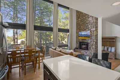 Image de Pines and Plaid Hideaway renovated cabin in Continental Country Club, Flagstaff