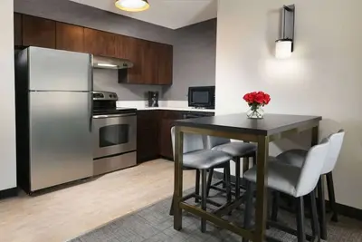 Image de 2 Pet-friendly Suites W/ Full Kitchen! Free Breakfast, Parking, Pool, Tennis Ct!