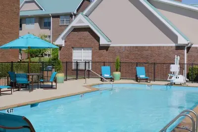 Image de 2 Contemporary Units within walking distance to Galatyn Woodland Preserve! Pool!