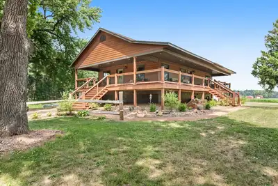 Image de Inviting home with game room, firepit, full kitchen, & W/D