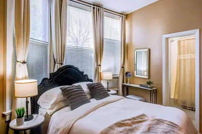 Image de Downtown Historic Apartment with Modern Flair