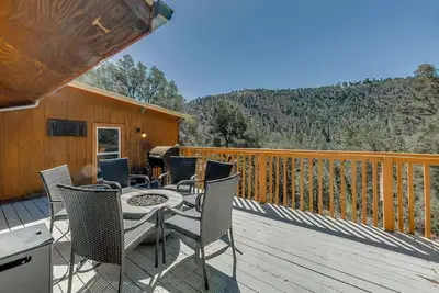 Image de Ruidoso Cabin Rental w/ Hot Tub: Walk to Main!