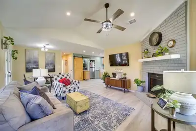 Image de Barling Vacation Rental: Fenced-In Yard w/ Hot Tub