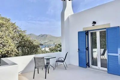 Large Greek Villa in Krithoni 5 minutes from beach and Agia Marina