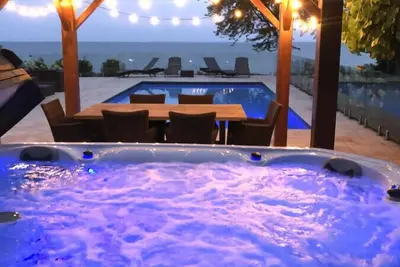 Image de 4 Bed Lux Oasis with Salt Water Pool Close Nov 1