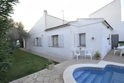 Image de Villa à louer près de la plage sur la Costa Dorada avec piscine privée et espaces extérieurs aménagés