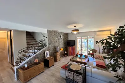 Image de Sublime Villa Climatisée Familiale avec Extérieurs Spacieux – Quartier Calme