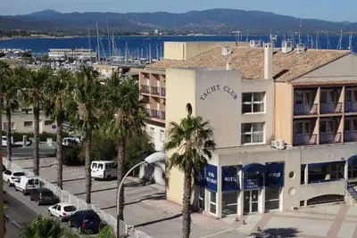 Image de Appartement à Hyères avec parking, véranda et cuisine équipée