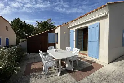 Image de Maison avec Piscine Chauffée, Terrasse et Parking à 300m de l'Océan