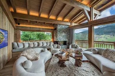 Image de Chalet moderne avec piscine intérieure et hammam