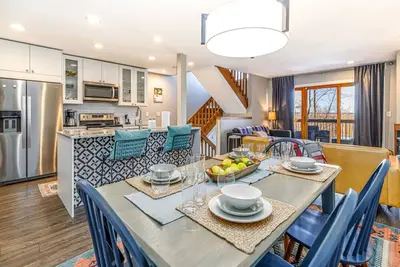 Image de ❄️Cozy Winter Vibes | Views | King Beds, Fireplace | Sleeps 8 & Dog Friendly