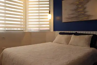 Image de Stylish apartment w/Ac, super close to the airport