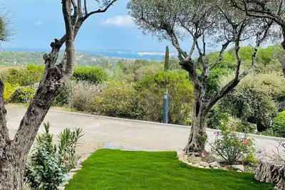 Image de Golfe de St Tropez. Les Restanques. Beau T2 vue mer. Jardin, piscines, tennis