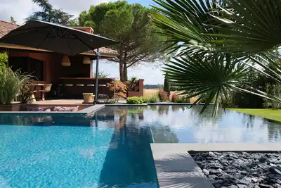Image de Superbe Villa avec piscine à débordement & Cabane Ecolodge Spa de 40 m2pour 8