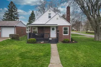 Touchdown Bungalow: Charming Hof Village Home