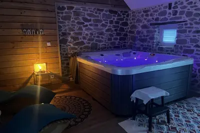 Image de La Maison De Marraine jacuzzi intérieur