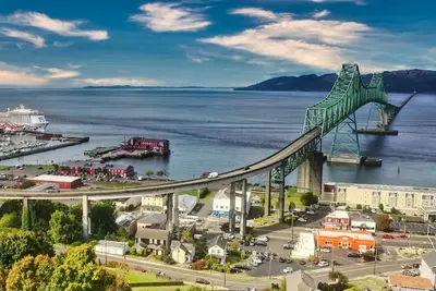 Image de Coastal Comfort in Astoria – 4br Near River, Fishing & History
