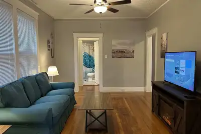 Rolston 1, One Bedroom Unit near Xavier, Downtown
