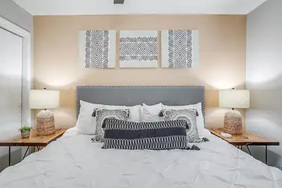 Image de King Bed ✶WiFi ✶Washer Dryer ✶4k TVs ✶Pets Allowed #425