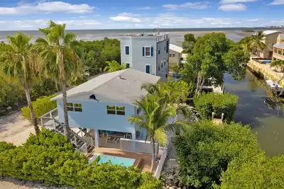 Pelican's Nest - 2/2 w/ pool + dock!