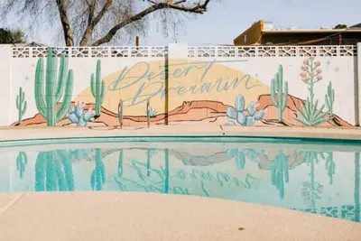 Image de Heated Deep Diving Pool, Firepit, BeautyBar, Yard Games, 3 King + 2 Queen beds