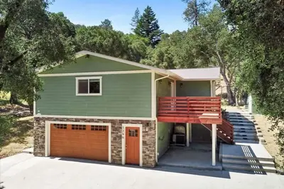 Image de Nestled in acres of forest and walkable to town