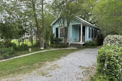 Image de Adorable Cottage, only one block from the sandy beach!