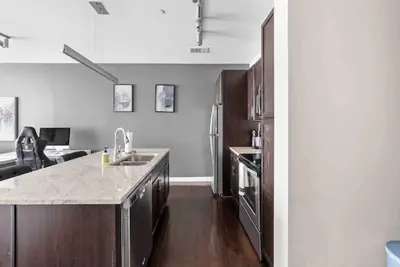 Image de Luxury High-Rise 800 sqft with views and sky pool